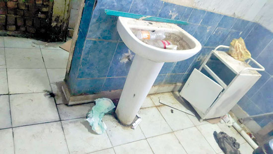 الإهمال-بالحمامات-في   مستشفى-حميات-إدفو